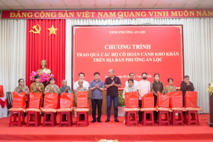 PHƯỜNG AN LỘC TRAO 30 PHẦN QUÀ HỖ TRỢ CÁC HỘ GIA ĐÌNH CÓ HOÀN CẢNH KHÓ KHĂN